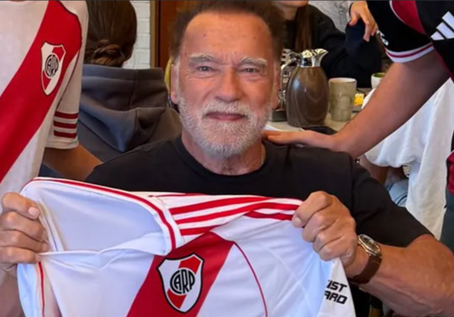 ¿Arnold es de River?: el actor sorprendió a todos posando con la camiseta del club millonario