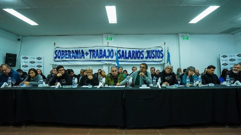 El frente multisectorial de "Lucha por la Soberanía, el Trabajo Digno y los Salarios Justos" marcha al Ministerio de Desregulación