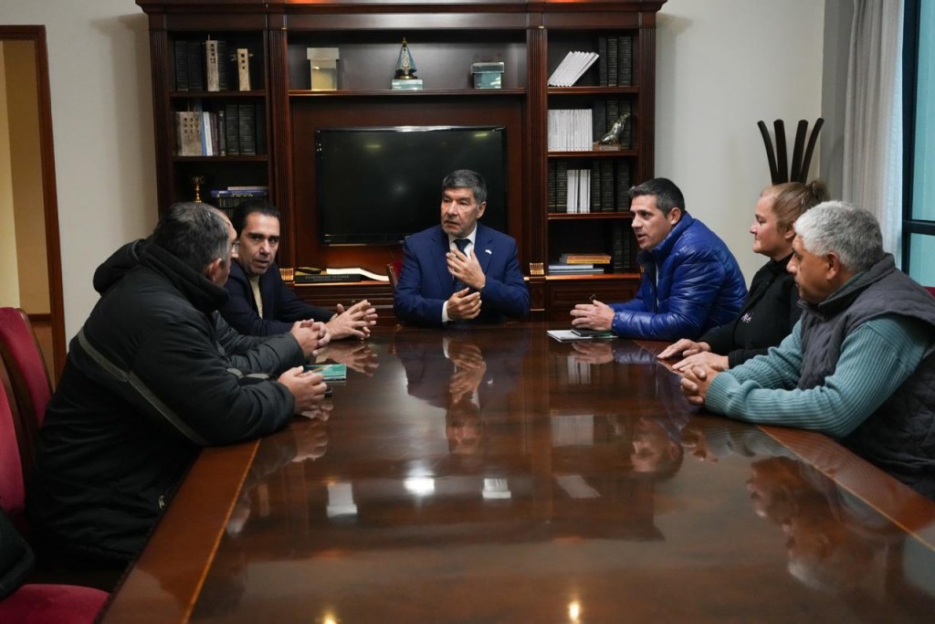 Acevedo y Mansilla recibieron a representantes de la planta Topper por la crisis del sector