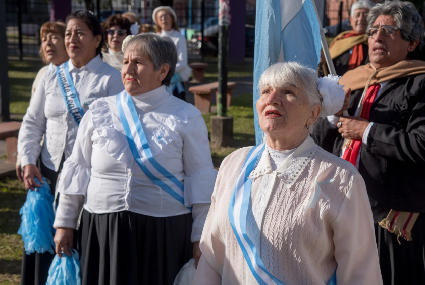 Adultos mayores de seis centros de jubilados realizaron su Promesa de Lealtad a la Bandera
