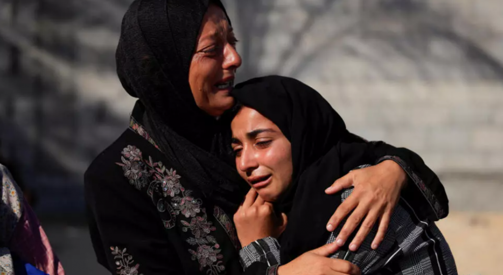 Israel sigue con los ataques en Gaza en medio de críticas al reparto de ayuda humanitaria