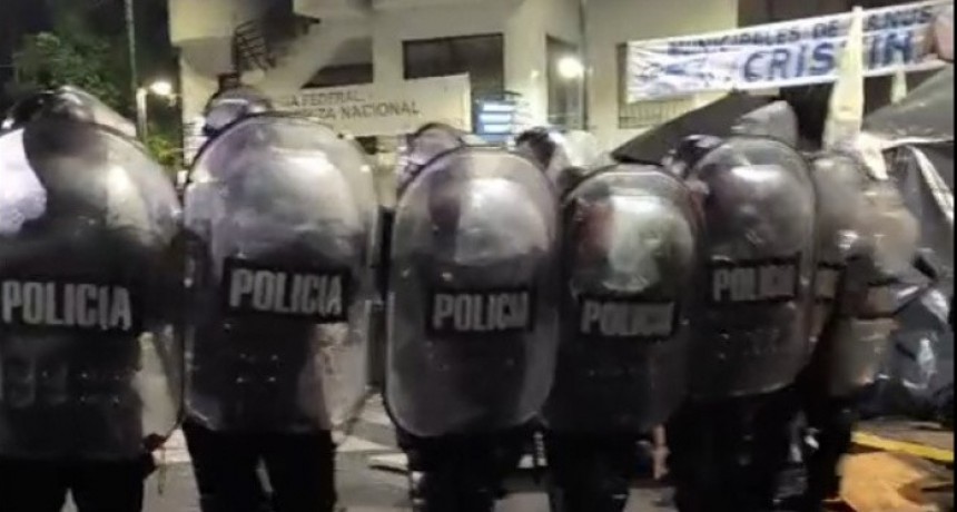 Desalojaron a quienes acampaban frente al departamento de Cristina Kirchner