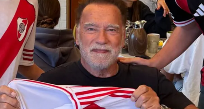 ¿Arnold es de River?: el actor sorprendió a todos posando con la camiseta del club millonario