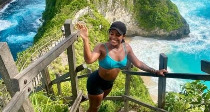 Indonesia: una joven cayó desde un acantilado el sábado y aún no pueden rescatarla