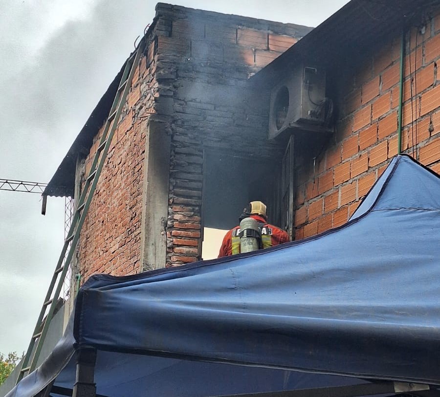 Polic&iacute;a y Bomberos sofocaron un incendio y rescataron a una familia