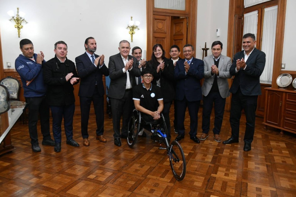Jaldo entreg&oacute; una silla de ruedas deportiva a un atleta paral&iacute;mpico tucumano de la Selecci&oacute;n Argentina