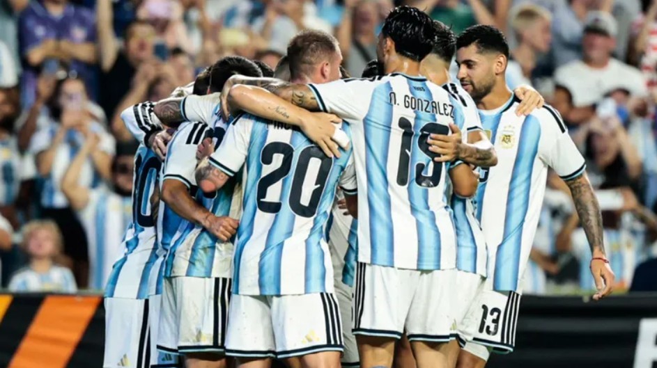 Argentina gole&oacute; 3-0 a Islandia con goles de Barco, Messi y Almada