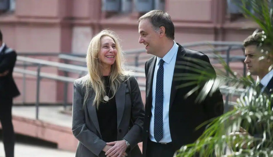 Karina estar&iacute;a buscando un consulado para Adorni y as&iacute; evitar el Senado