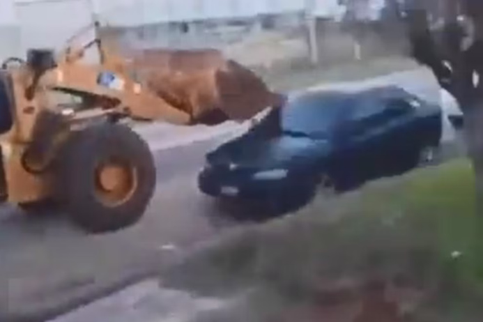 Festej&oacute; borrach&oacute; la victoria de la Scaloneta con una retroexcavadora y dej&oacute; dos heridos