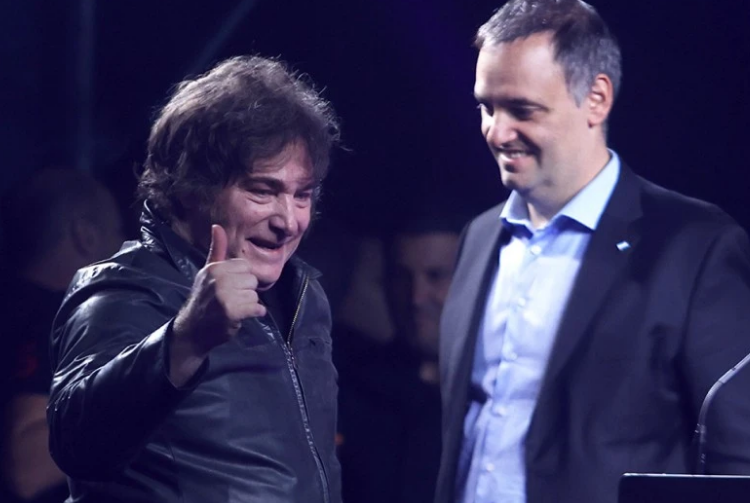 Milei sobre Adorni: "Si es culpable, lo vuelo de una patada"