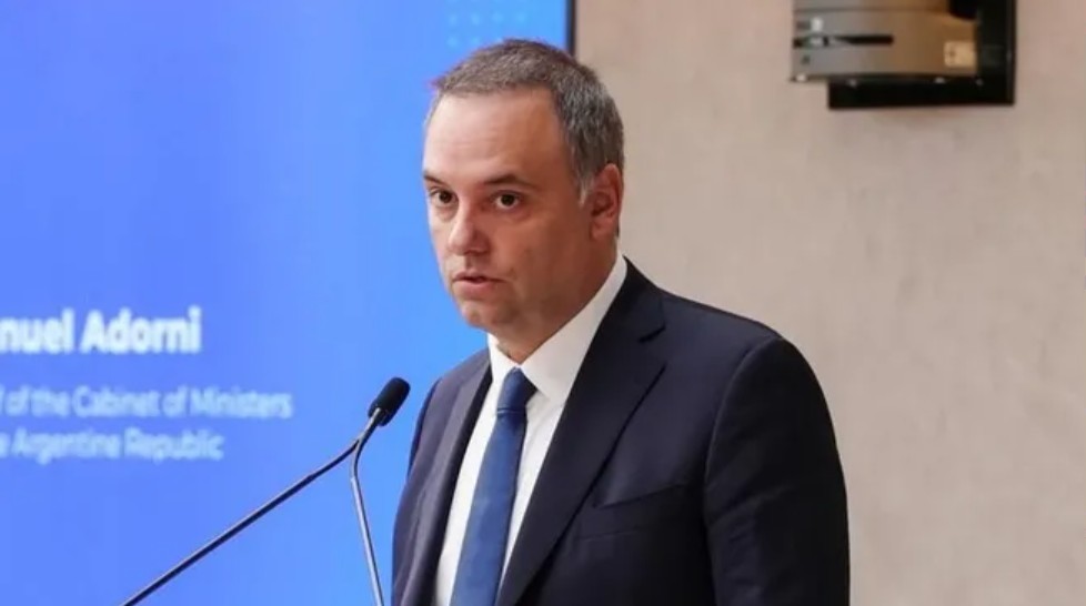 "Con la conciencia tranquila": renunci&oacute; Manuel Adorni en medio de la presi&oacute;n judicial