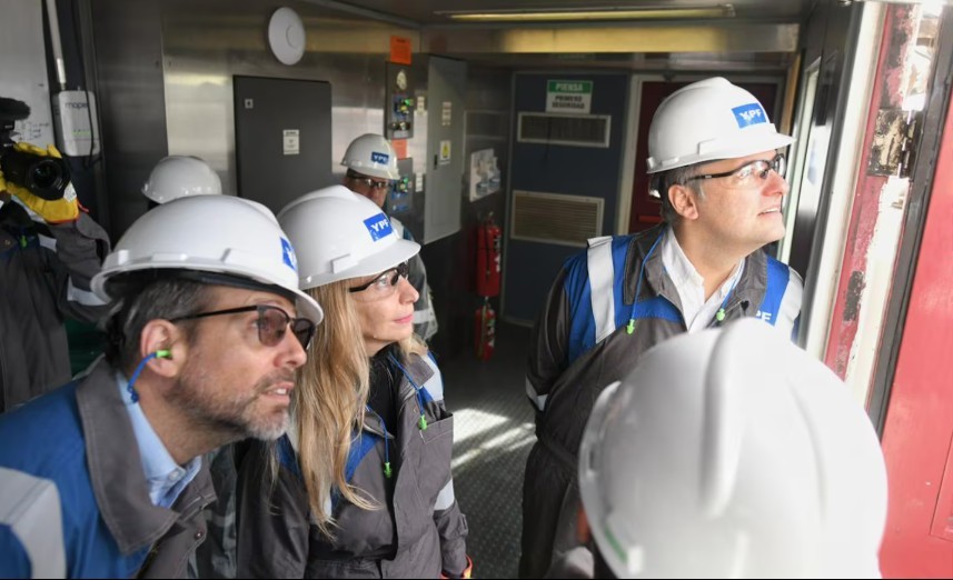 Tras dejar su cargo como jefe de ministros Adorni tambi&eacute;n renunciar&aacute; como director de YPF