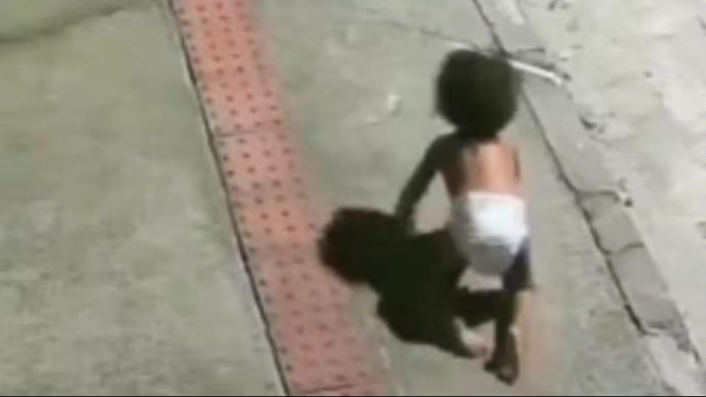 Una beb&eacute; fue vista gateando sola en la calle: la madre fue detenida por abandono