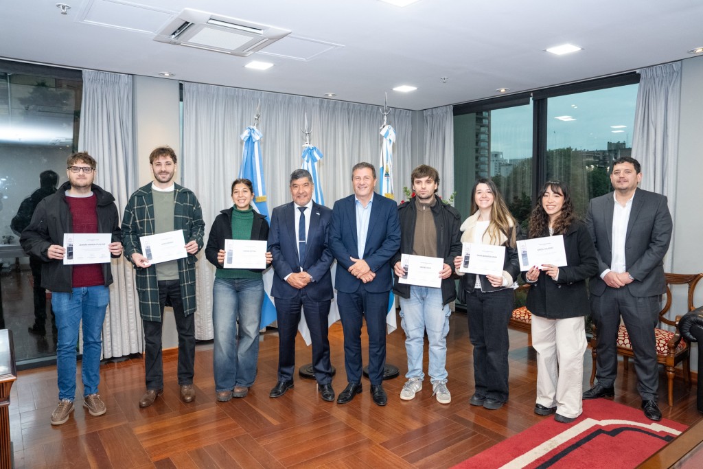 Acevedo recibi&oacute; a estudiantes tucumanos que representar&aacute;n al pa&iacute;s en el Mundial de Geolog&iacute;a en Houston
