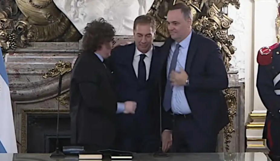 Con la presencia de Adorni, Milei le tom&oacute; juramento a Diego Santilli como nuevo jefe de Gabinete 