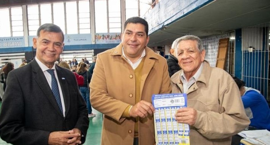 Nazur encabez&oacute; la entrega del Boleto Gratuito para jubilados en el Complejo Belgrano