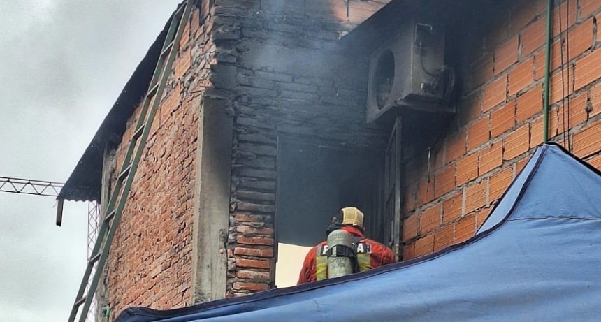 Polic&iacute;a y Bomberos sofocaron un incendio y rescataron a una familia