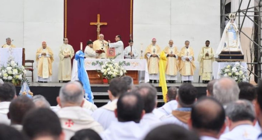 Autoridades acompa&ntilde;aron la celebraci&oacute;n del Corpus Christi en Plaza Independencia
