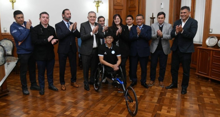 Jaldo entreg&oacute; una silla de ruedas deportiva a un atleta paral&iacute;mpico tucumano de la Selecci&oacute;n Argentina
