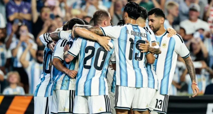 Argentina gole&oacute; 3-0 a Islandia con goles de Barco, Messi y Almada