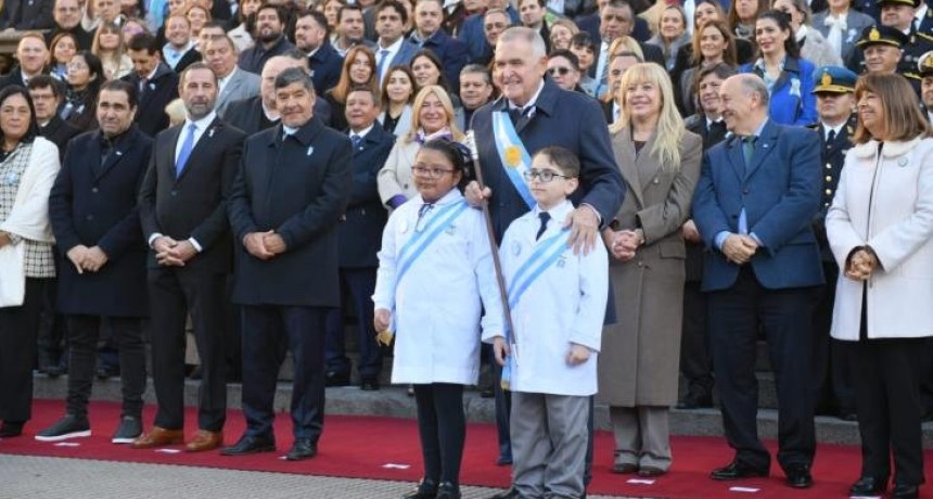 Jaldo tom&oacute; la promesa a la Bandera a m&aacute;s de 3.000 escolares y cadetes