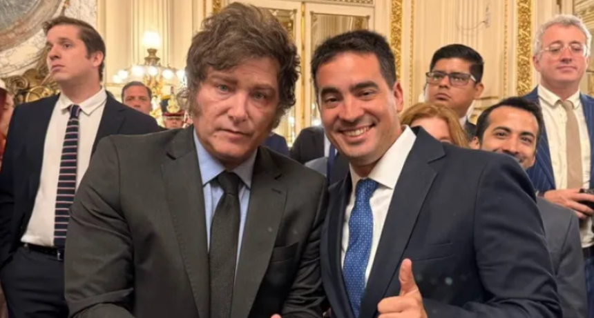 Adri&aacute;n Ravier debuta como vocero de Javier Milei 