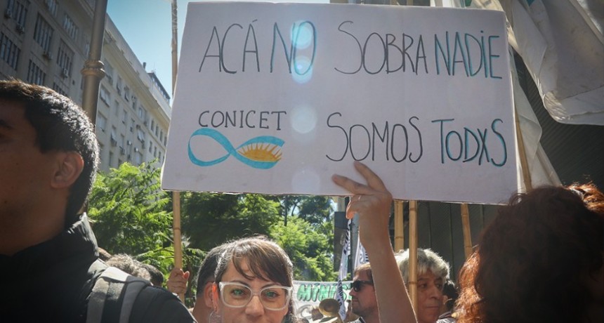 Alertan que es inminente el despido de casi 400 cient&iacute;ficos en el CONICET
