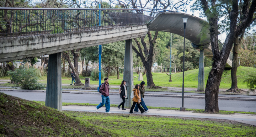 Por riesgo estructural: ser&aacute; removido el puente peatonal de avenida Benjam&iacute;n Ar&aacute;oz, a la altura del Lago San Miguel