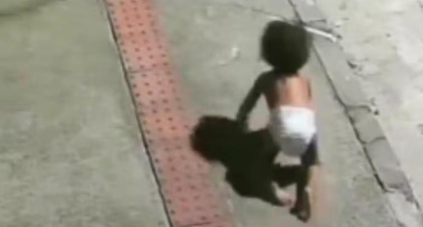 Una beb&eacute; fue vista gateando sola en la calle: la madre fue detenida por abandono