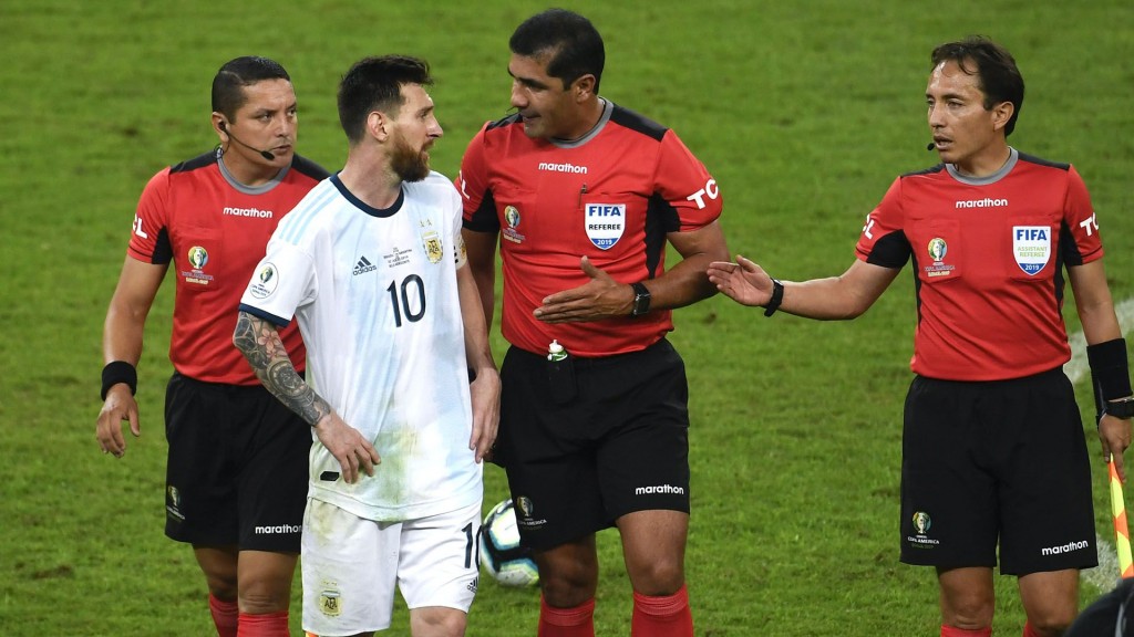 Hubo problemas en la comunicaci&oacute;n entre el &aacute;rbitro y el VAR antes de Argentina &ndash; Brasil &iquest;aumenta la pol&eacute;mica?