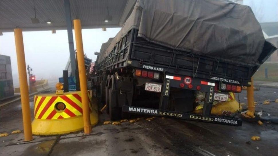 Cami&oacute;n se incrust&oacute; en cabina de peaje: hay dos ni&ntilde;os graves