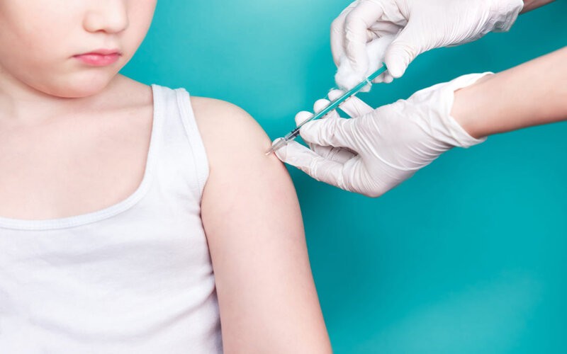 Ultra pediátrica: cómo será la vacuna contra el COVID que investiga Pfizer en niños 
