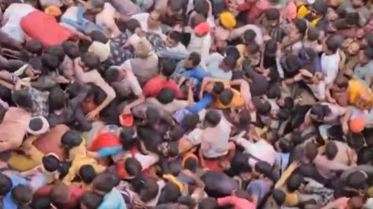 Una estampida en la India durante una celebración religiosa dejó más de 120 muertos