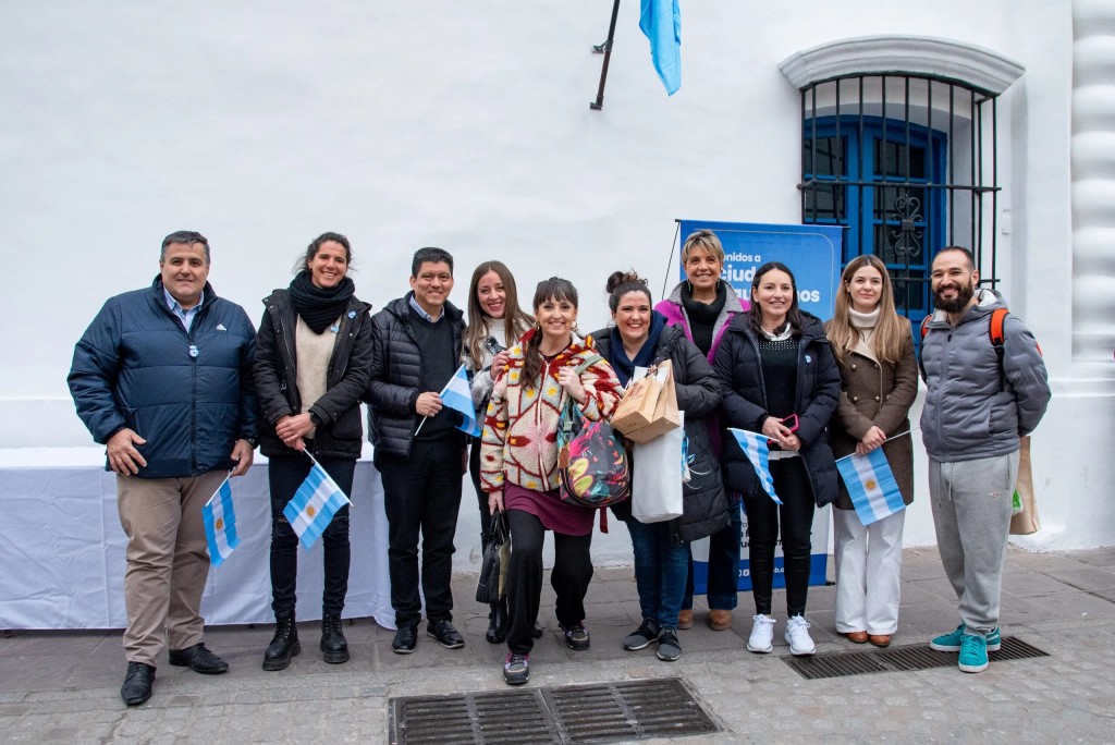 Invierno 2024: agasajan al primer turista que visita San Miguel de Tucumán