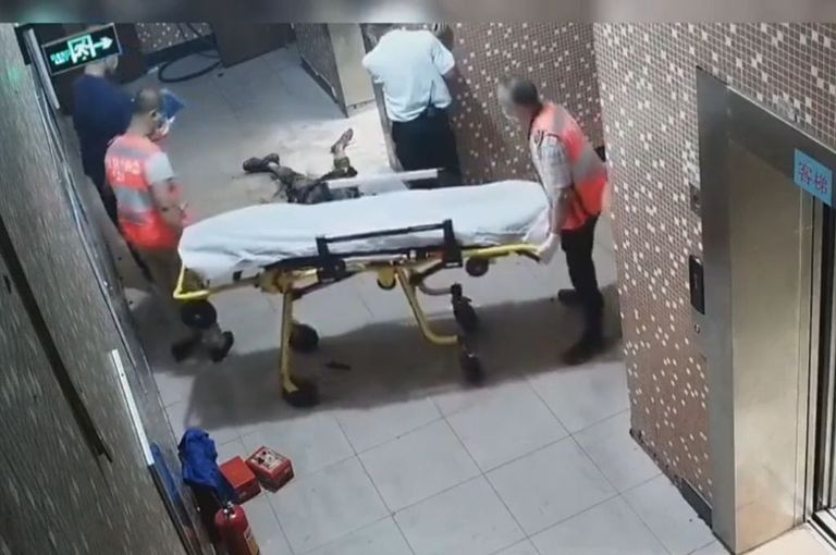 China: un hombre murió calcinado en un ascensor 