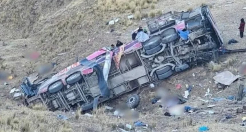 Perú: colectivo cayó por un barranco de 200 metros y hay 29 muertos 