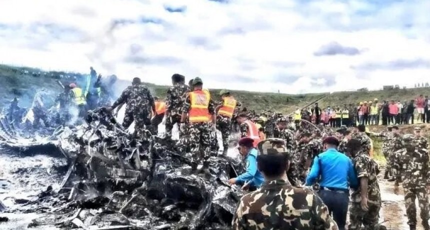 Nepal: se estrelló un avión durante el despegue en el aeropuerto de Katmandú 18 muertos