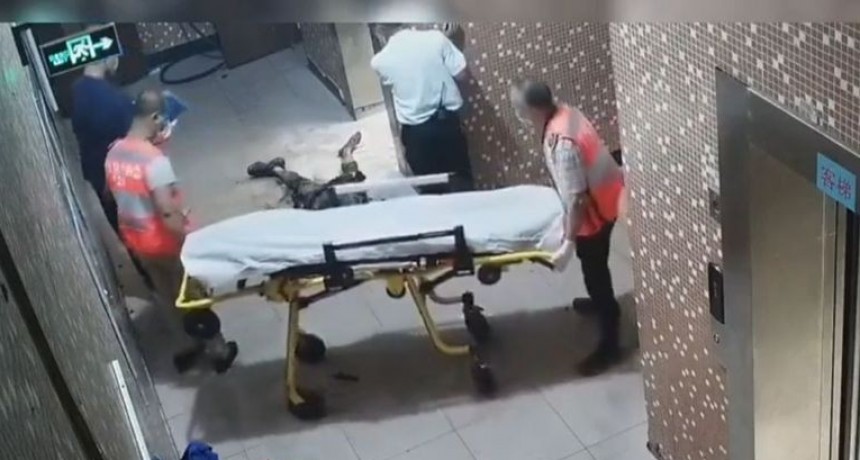 China: un hombre murió calcinado en un ascensor 