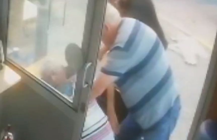 Su amigo sufrió un infarto, intentó ayudarlo pero colapsó y ambos murieron