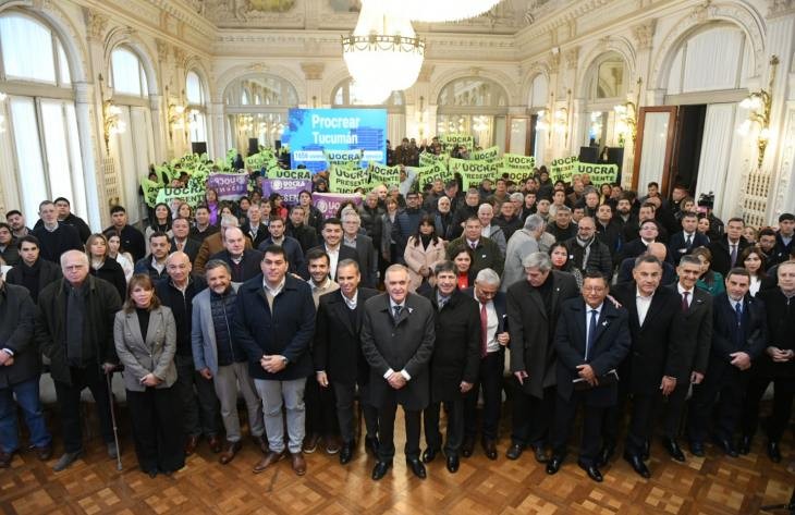 Osvaldo Jaldo, firmó los contratos para la ejecución de la primera etapa del Complejo Habitacional Procrear Tucumán