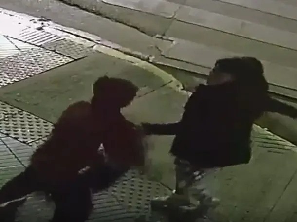 Belgrano: un video muestra como una mujer apuñala a su pareja 