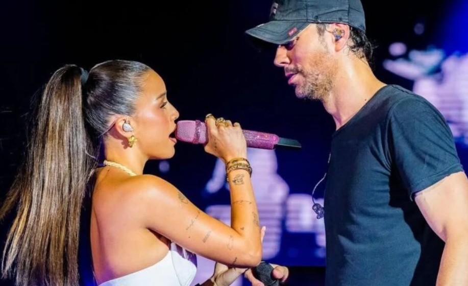 Enrique Iglesias intentó besar a Emilia Mernes en pleno show y se volvió viral