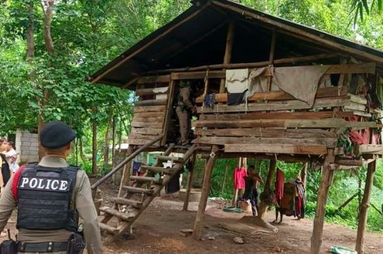Tainlandia: un niño de 8 años vivia solo rodeado de perros 