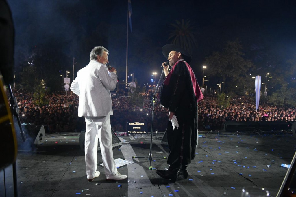 El ex gobernador Palito Ortega cierra la gran fiesta del 9 de julio en la Plaza Independencia