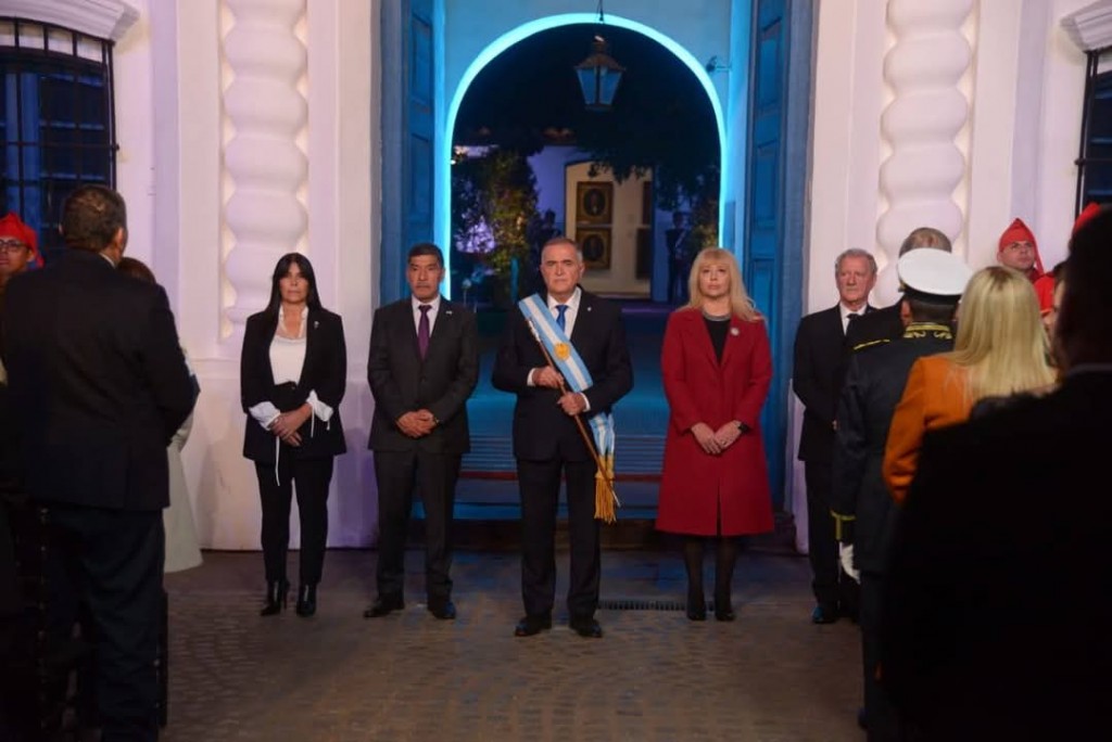 El gobernador de Tucumán presidirá la ceremonia de izamiento de la enseña patria en la plaza Independencia