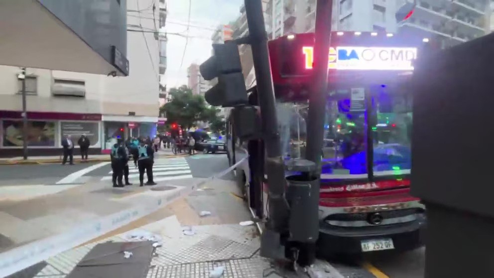 Recoleta: un colectivo chocó contra un semáforo, una mujer se salvó de milagro 