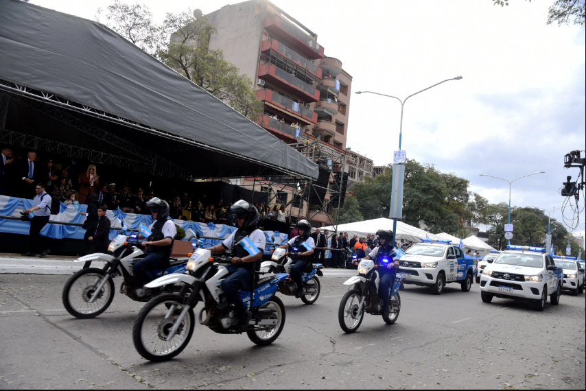 Ante una multitud, la Ciudad desfiló con sus reparticiones y una imponente carroza ambiental
