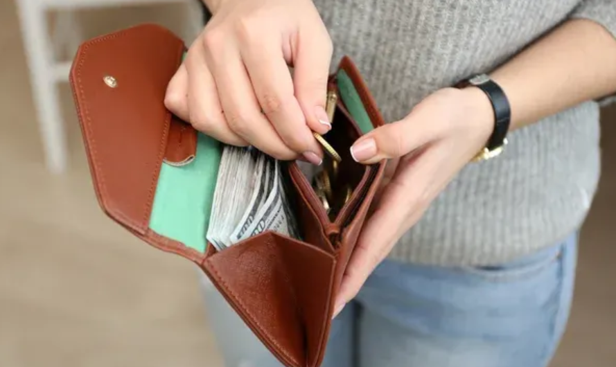 Qué hay que guardar en la billetera para atraer abundancia y buena suerte