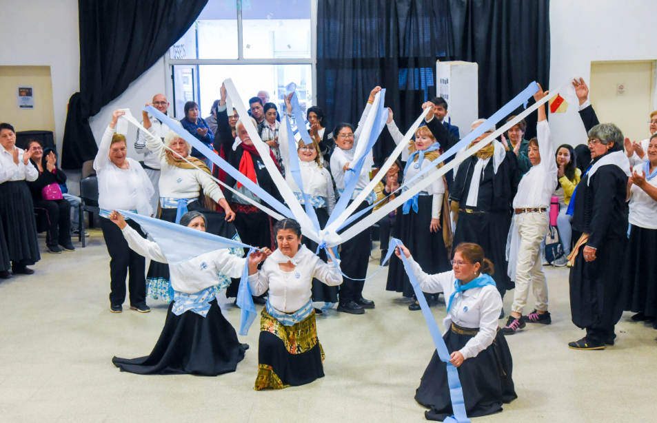 Un colorido festejo patrio llenó de música y tradición la Casa del Adulto Mayor