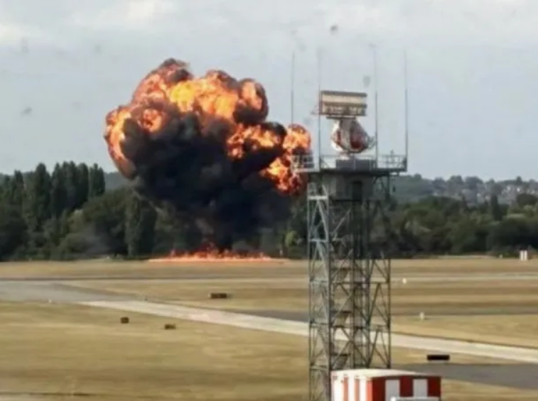 Tragedia aérea: un avión se estrelló tras despegar del aeropuerto de Southend en Londres